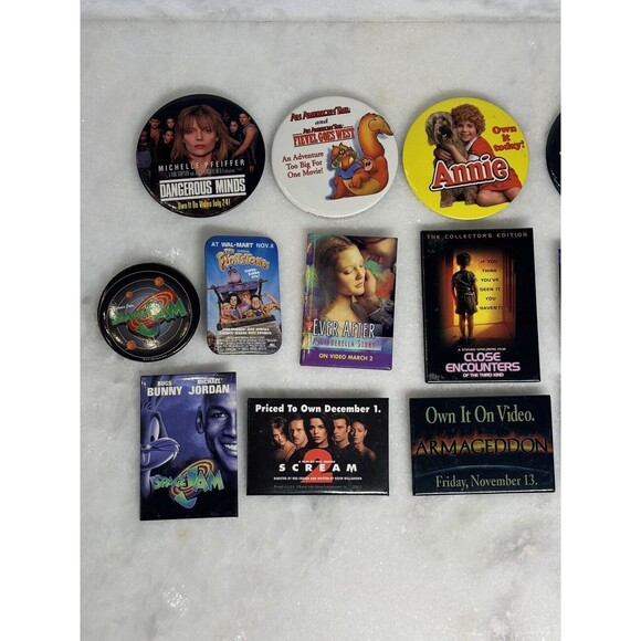 LOT OF 18 VINTAGE WALMART ADVERTISING PINS MOVIES - Picture 3 of 16